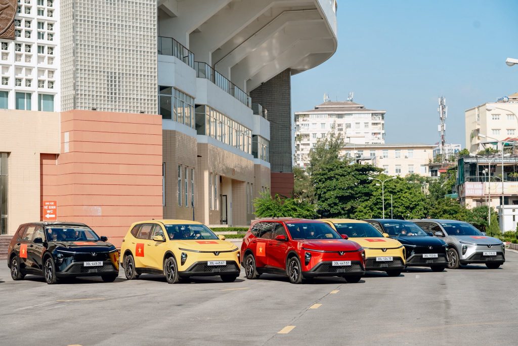 ban giao vinfast limo green